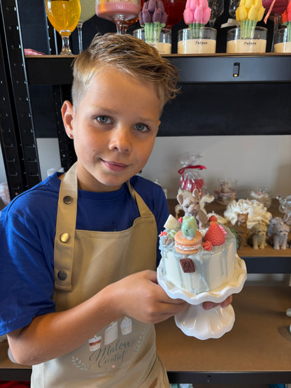 Kinderfeestje kaarsen taartje decoreren.