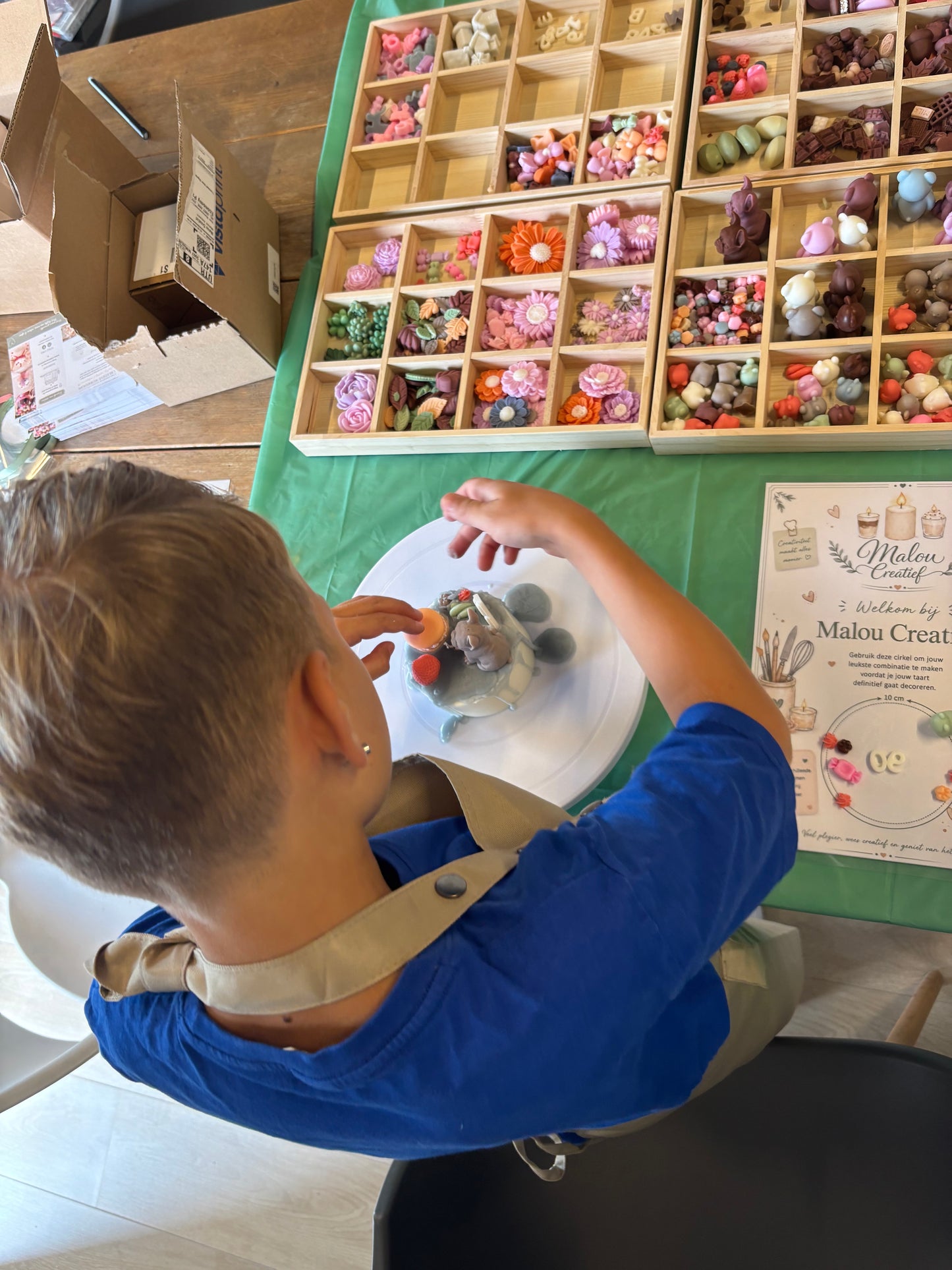 Kinderfeestje kaarsen taartje decoreren.